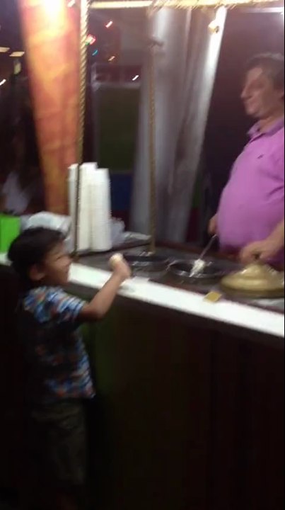 Vendeur de la glace talentueux fait des blague à un enfants à Singapour !