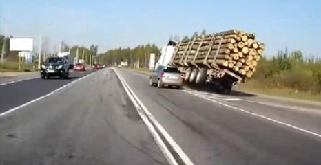 TIR, Çarpmamak için Kırınca Bakın Nasıl Büyük Bir Kazaya Sebep Oldu