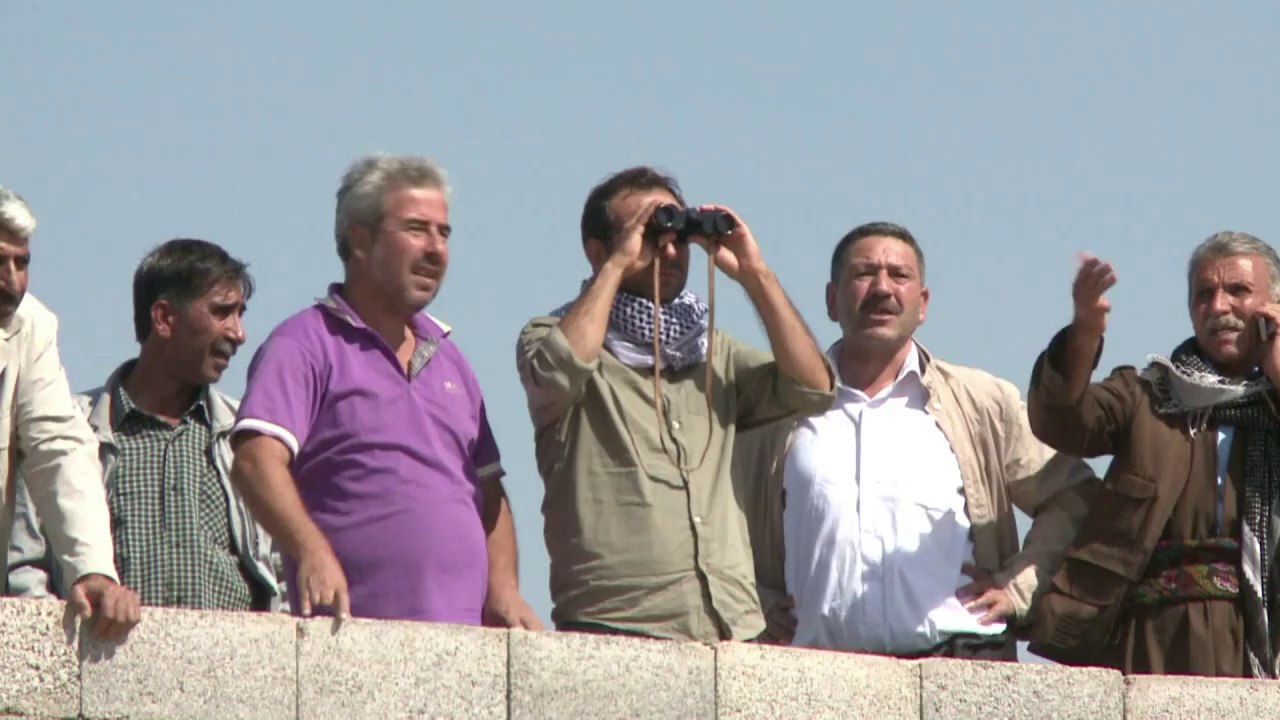 Turquie: des Kurdes observent les combats à Kobané