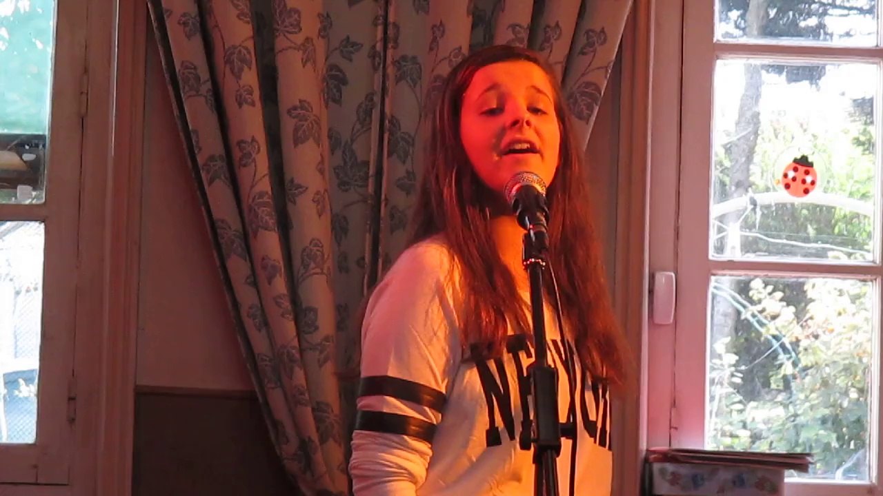 Lola Reva chante "Mon vieux" 04 10 2014