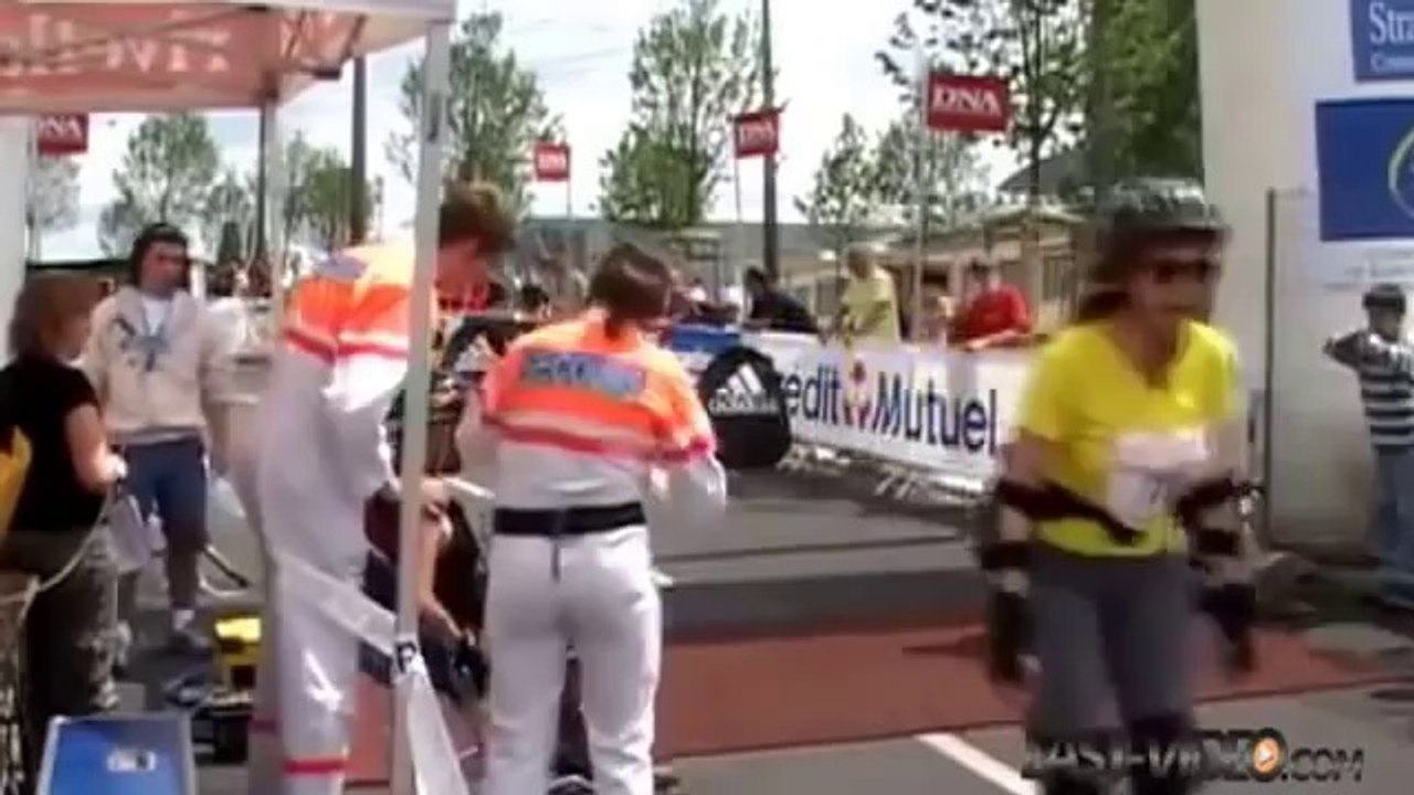 Une serie de chutes epique lors d'une course en roller