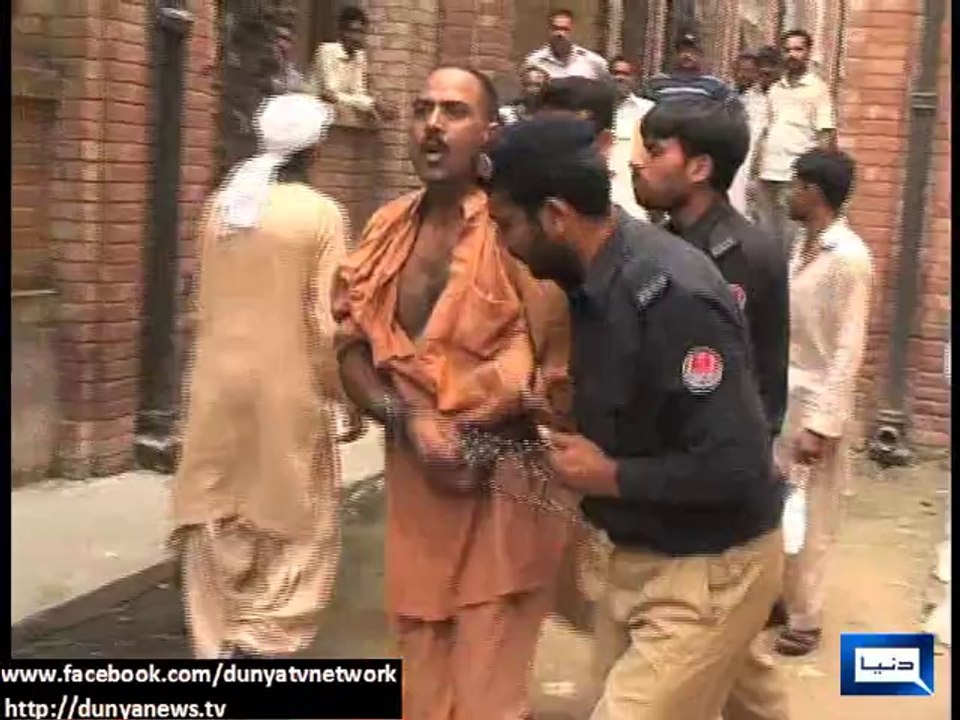 Dunya News - Convicted felon claims to be PTI's '3rd umpire', beaten by police