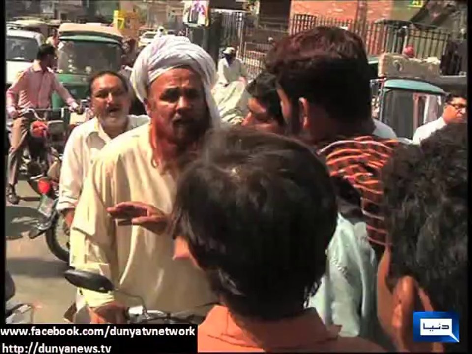 Dunya News - PTI workers, flood victims clash in Multan, tear clothes apart