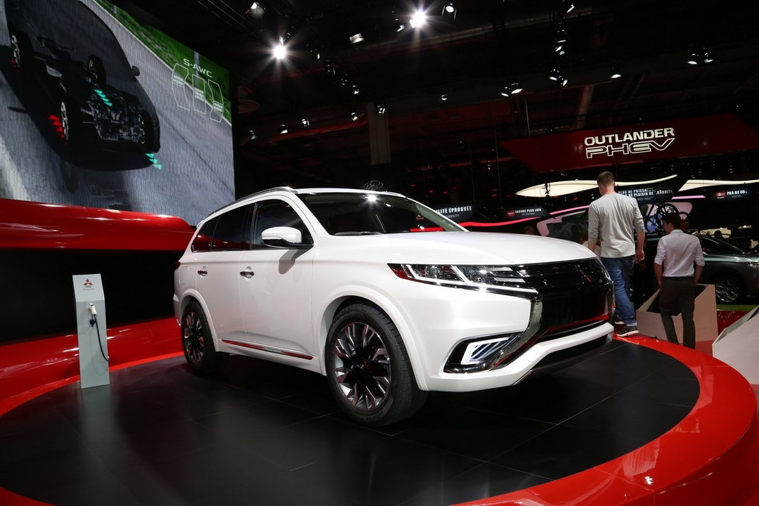 Vidéo Mitsubishi Outlander PHEV au Mondial de l'Automobile 2014 - L'argus