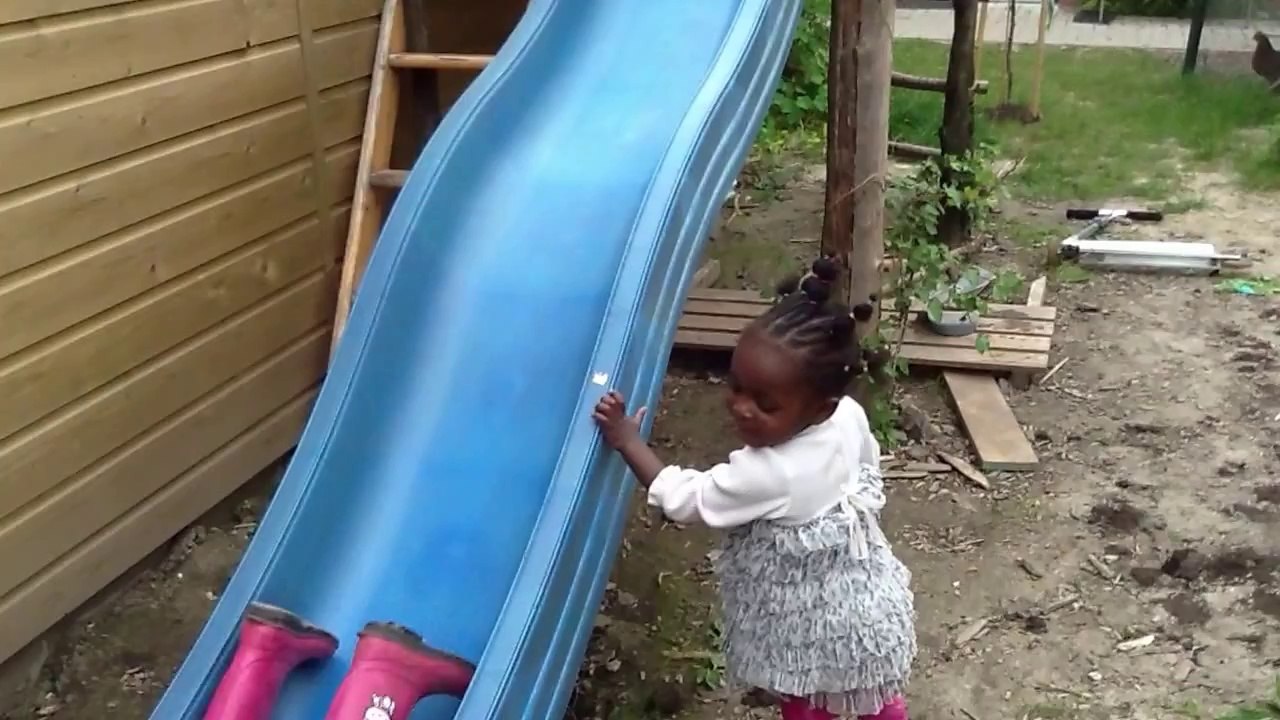 Celeste en Mara bij de glijbaan
