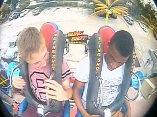 Il s'évanouit 3 fois de suite dans un Slingshot