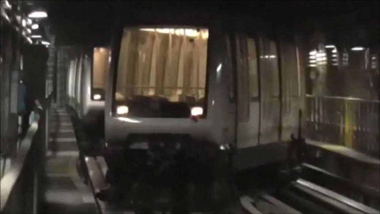 VAL208 : Mise en place sur le quai départ à la station Fermi sur la ligne 1 du métro de Turin