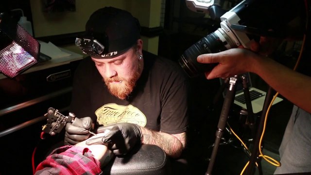 Tatouage filmé au ralenti nous montre les détails de l'action