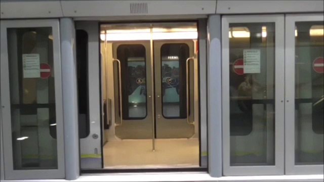 VAL208 : Signal sonore et fermeture des portes sur la ligne 1 du métro de Turin