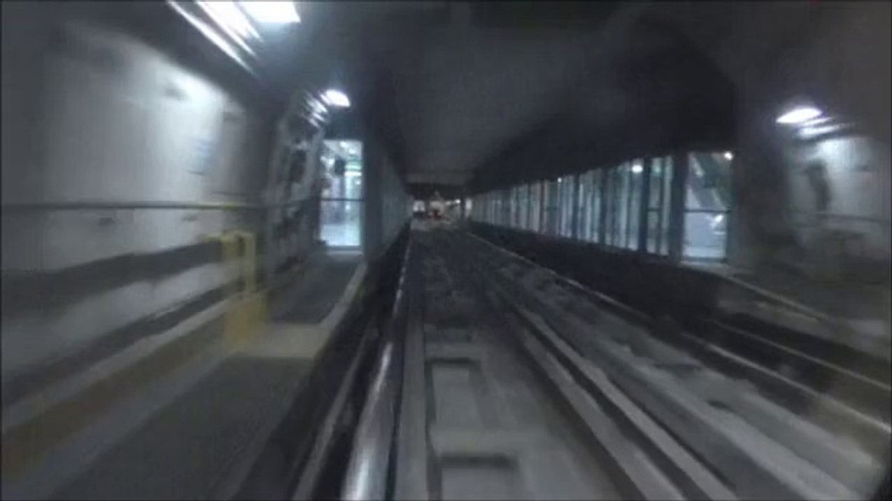 VAL208 : Voyage entre les stations Fermi et Paradiso sur la ligne 1 du métro de Turin