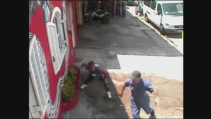 Câmera Escondida - Jogar Água Pela Janela - Pegadinha