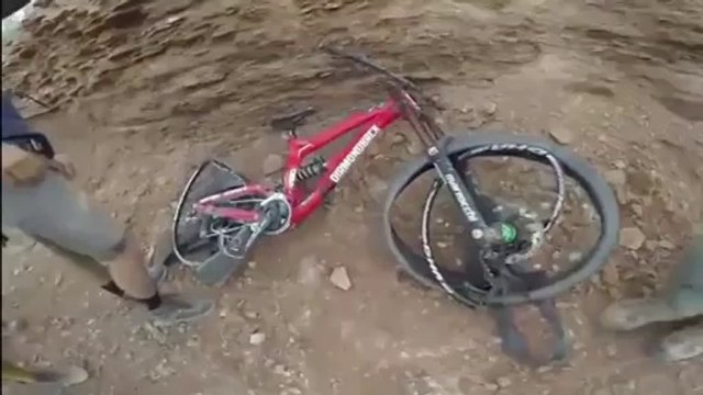 Mauvais atterrissage sur un énorme saut en vélo ! a voir