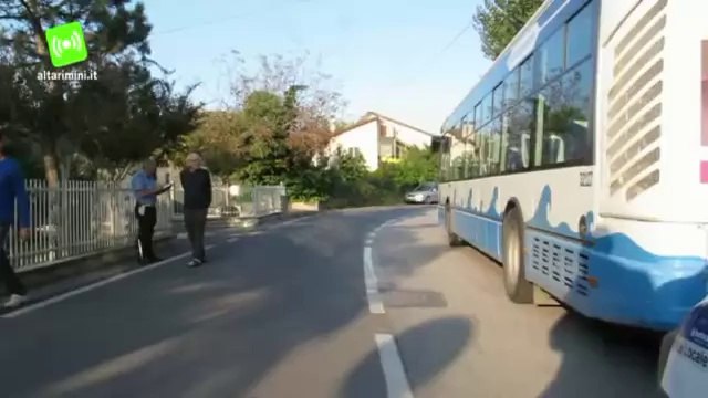 L'autobus parte, cerca di prenderlo a volo. Investito, è in gravi condizioni