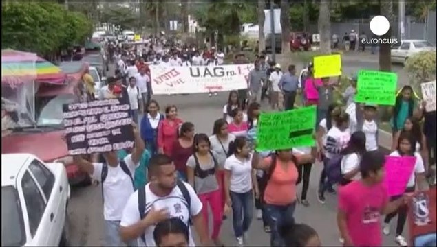 Vala comum descoberta no México com corpos que podem pertencer aos estudantes desaparecidos
