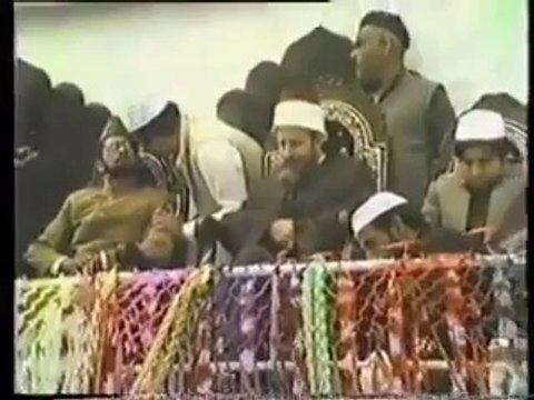 Watch Nawaz Sharif As Servant Getting Dictations From Dr. Tahir ul Qadri, A Rare Video