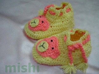 crochet baby shoes by Mishi