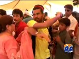 Fight at PTI dharna (Islamabad) - Geo Reports - 05 Oct 2014