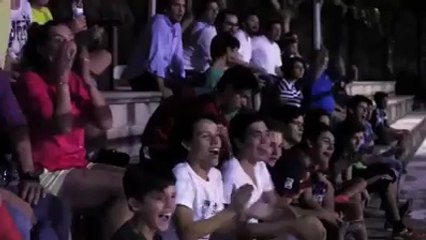 Un professionnel du foot de rue se déguise en vieux pour feinter les joueurs du quartier