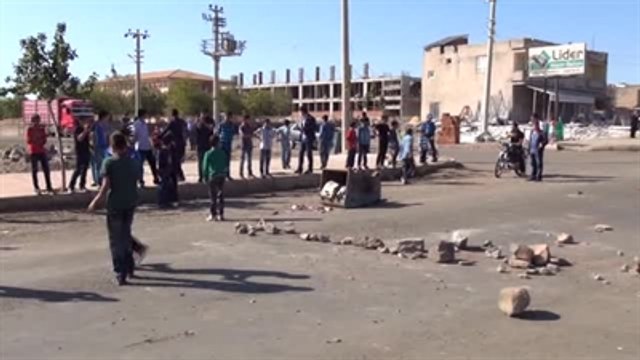 Şanlıurfa'da Yolu Trafiğe Kapatan Gruba Müdahale