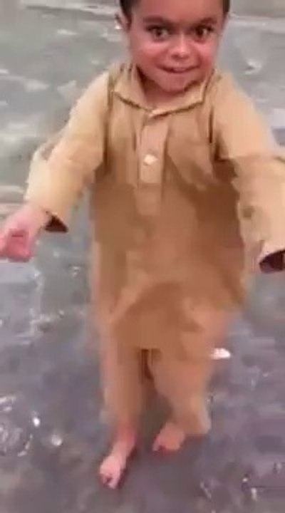 Un enfant danse drolement bien en rythme