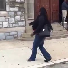 Une femme completement bourré tombe dans la rue