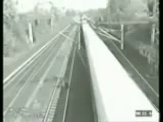 Un homme chanceux évite 2 trains de justesse