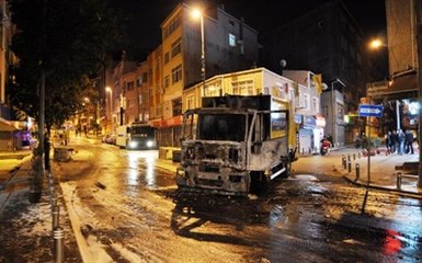 Küçükçekmece'de Göstericiler Çöp Kamyonunu Ateşe Verdi