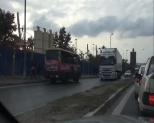 Video herunterladen: (Özel) Trafikten Kaçarken Kazaya Davetiye Çıkardılar