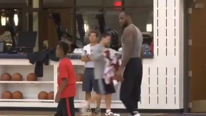 Le fils de LeBron marque à une main du milieu du terrain à l'entraînement des Cavaliers