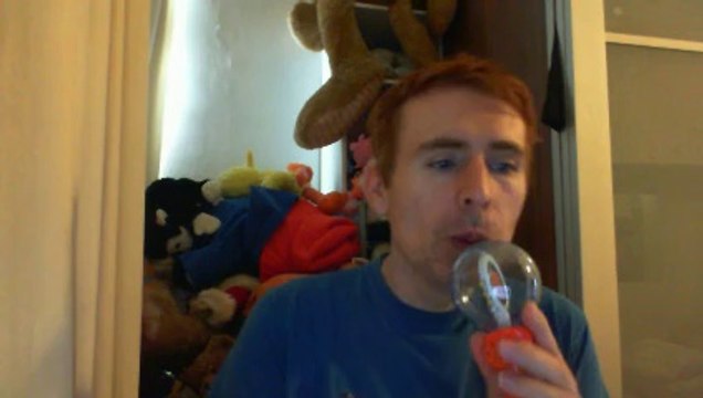 Wiwi égratigne une cigarette un blouson de cuir de Dominique Lamour