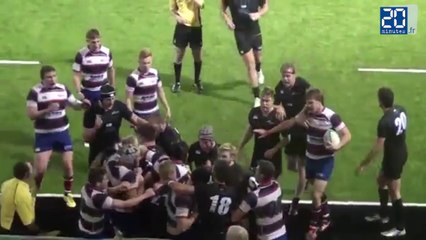 Rugby: Il entre nu sur la pelouse et plaque un joueur en pleine action