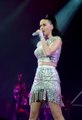 Katy Perry si butta dal bancone...nudità in vista!