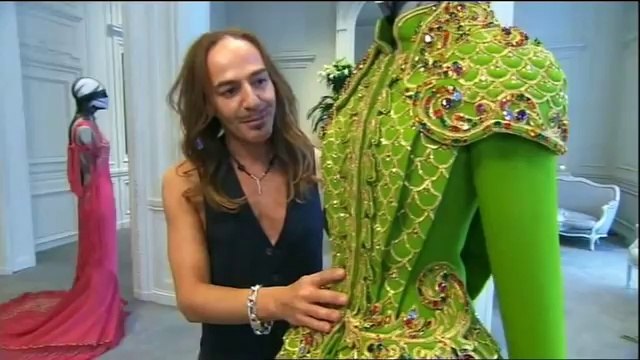 John Galliano parle de ses créations pour Dior