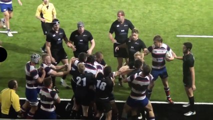 Un streaker plaque un joueur de rugby en plein match