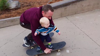 Bébé de 11 mois fait su skate avec son père