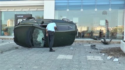 Otobüs Durağına Otomobil Girdi: 2 Ölü