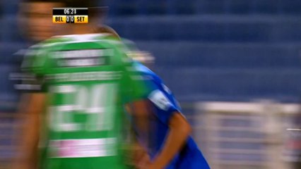 Il fortuito abbraccio a una donna a bordo campo...