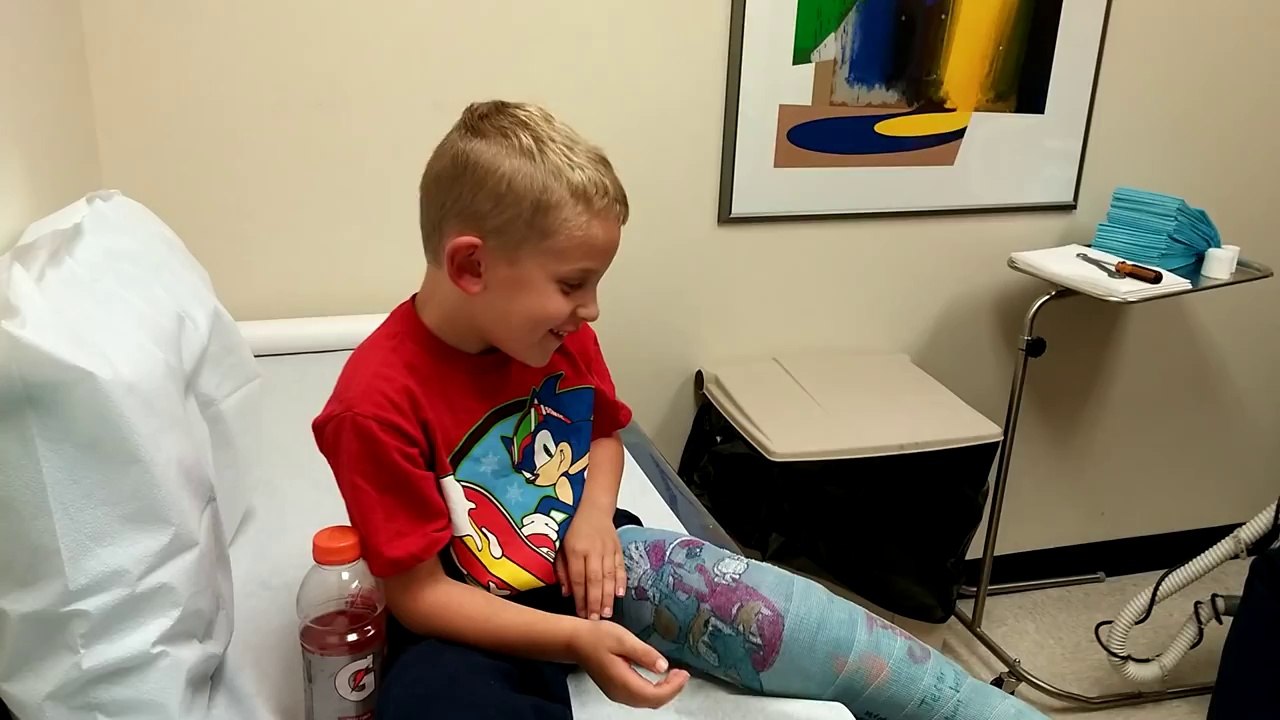 Docteur plié en deux après qu'un enfant ait sorti un gros mot!