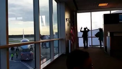 Deux personnent tentent de forcer le passage après avoir raté leur avion aux USA