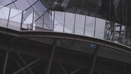 La Tour Eiffel dévoile son nouveau plancher de verre