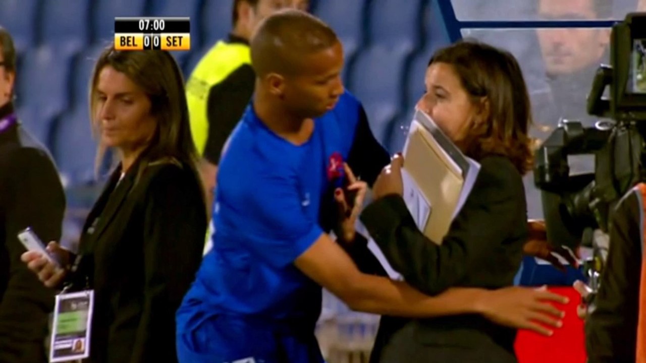 Deyverson mit perfekt getimter grätsche