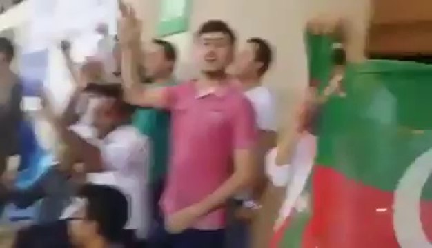 Aussie Crowd And Pakistan Crowd Chanting Go Nawaz Go In Pakistan vs Australia Match