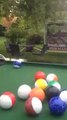 Une table de billard-football