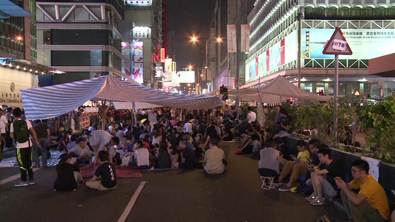 Hong Kong activists agree to talks as protests shrink