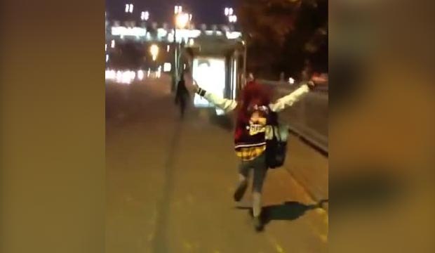 Une fille ivre casse la vitre d'un abribus