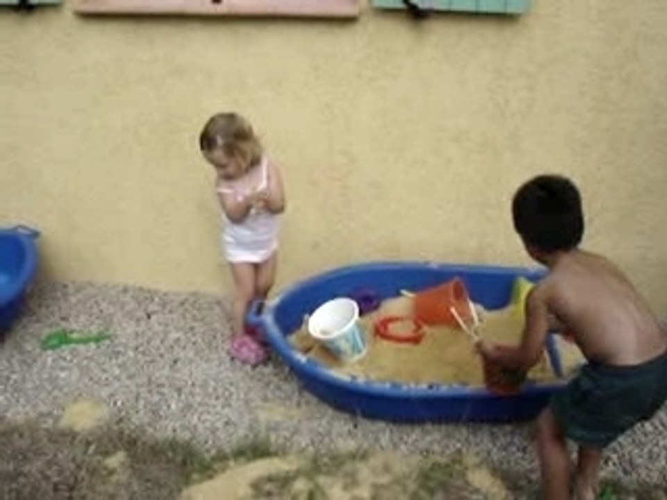 Clara joue au sable (14 Juillet 2006)