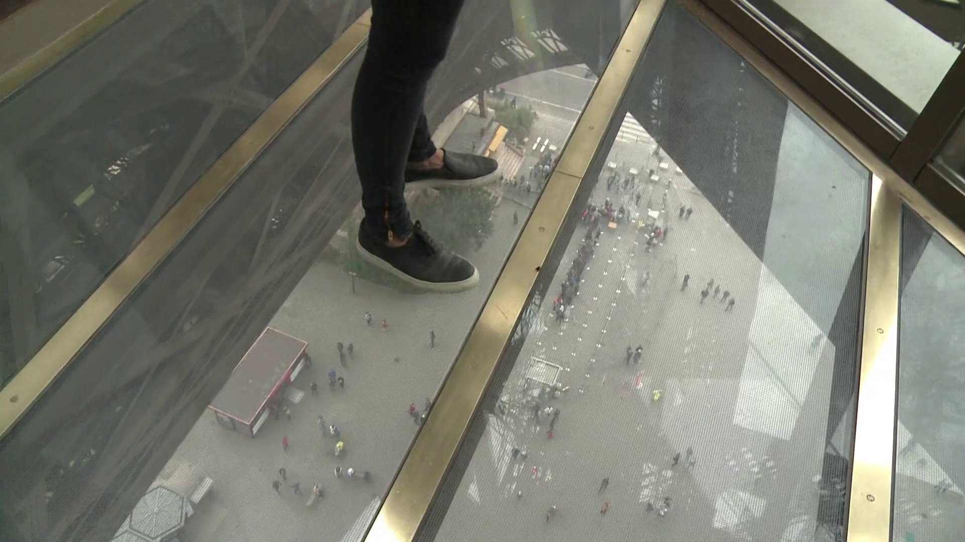 Un plancher de verre pour la Tour Eiffel - Vidéo Dailymotion