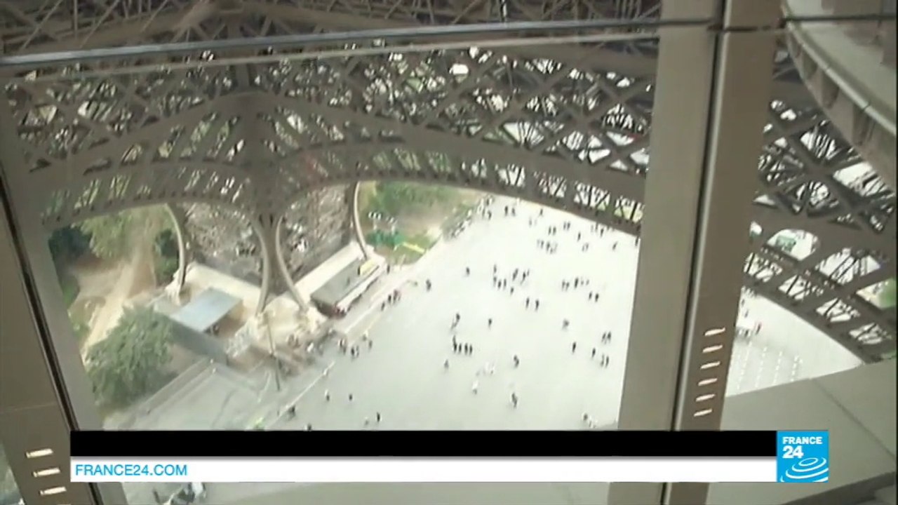Plancher de verre à 57m de haut - Vue vertigineuse au 1er étage de la Tour Eiffel Paris