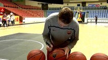 Ludde Hakanson anota desde medio campo en un entrenamiento en China