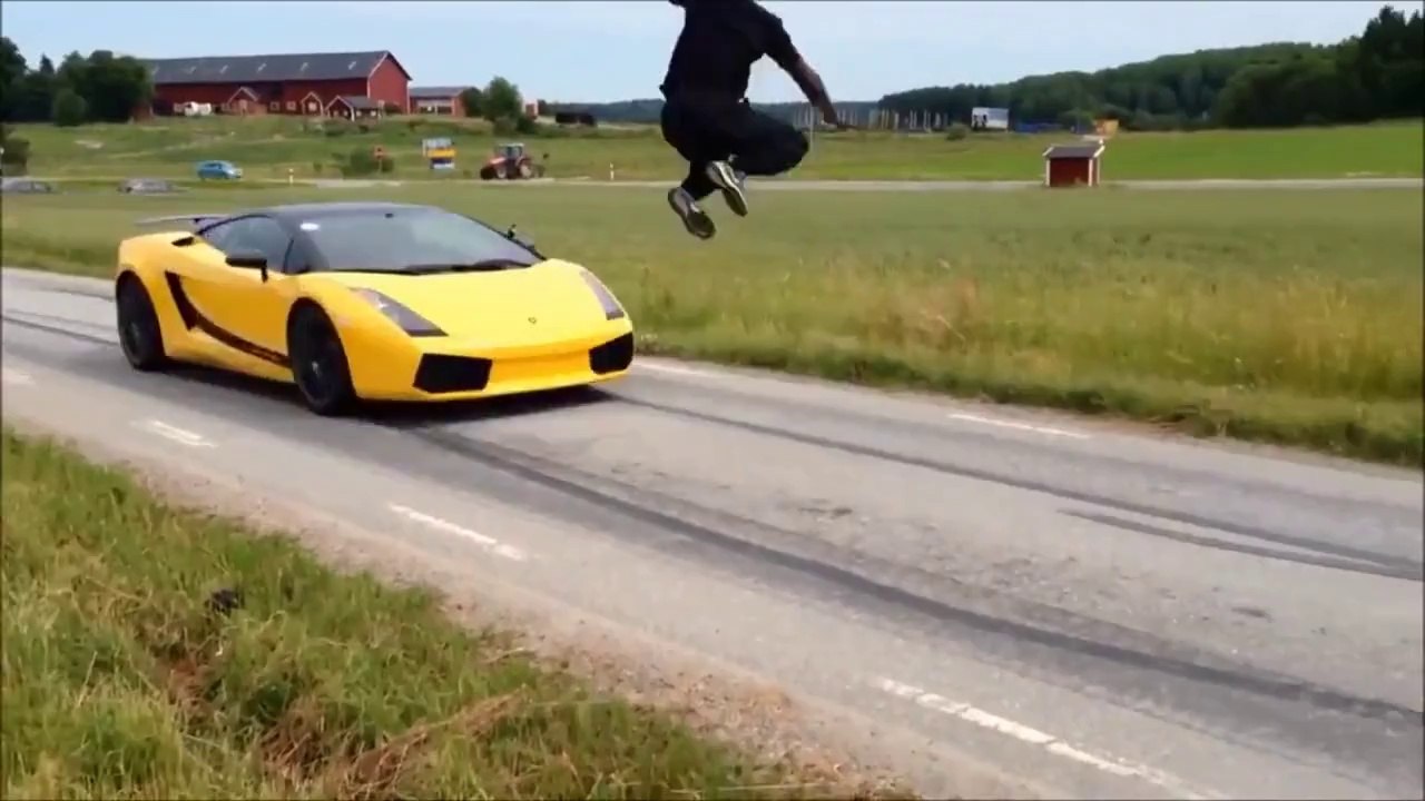 130 Km/Sa Hızla Giden Lamborghini'nin Üstünden Atlamak
